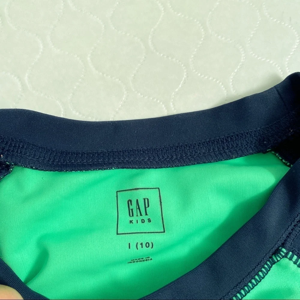 Gap green and navy short sleeve rash guard L = 10
